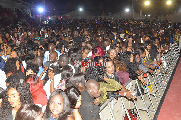 Les premières images du Grand Bal , Youssou Ndour transforme le CICES en stade et démontre sa suprématie.