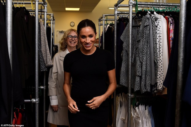 Meghan Markle enceinte et rayonnante : elle assume sa maternité et porte enfin une robe de grossesse !