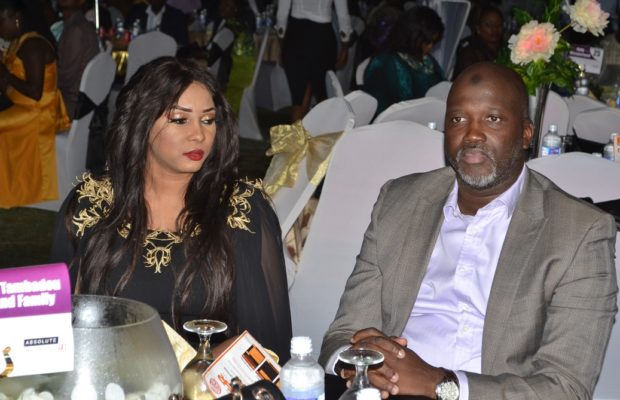 Gand Bal de Youssou Ndour: Le ministre gambien Bah Tambédou, en toute complicité avec son épouse Gand Bal de Youssou Ndour: Le ministre gambien Bah Tambédou, en toute complicité avec son épouse