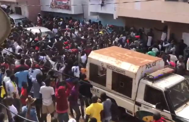 Vidéo: La folle ambiance chez Modou Lo