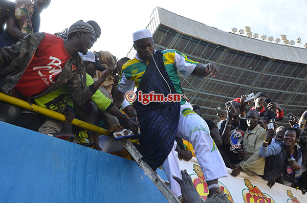 Arrivée au stade : Modou Lô est passé par les tribunes, Une grosse bagarre a éclaté entre Proche de Balla et …