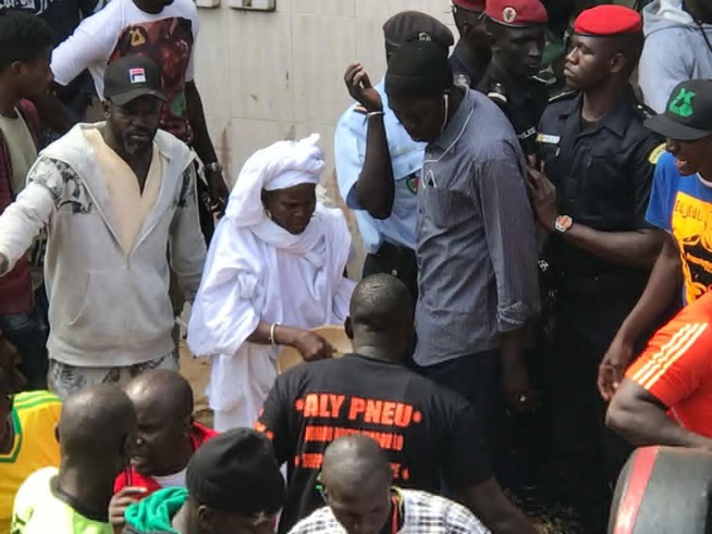 Les offrandes de la mère de Modou Lô, avant le départ de son fils Les offrandes de la mère de Modou Lô, avant le départ de son fils