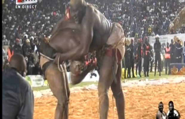 VIDEO URGENT: Balla Gaye 2 bat Modou Lô « EN DIOUTEUL » REGARDEZ