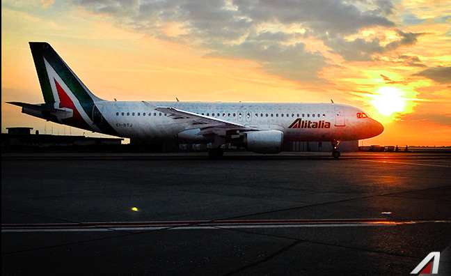 Un passager qui a embarqué de l’Aibd saute du vol de Alitalia et bloque l’aéroport de Milian pendant des heures Un passager qui a embarqué de l’Aibd saute du vol de Alitalia et bloque l’aéroport de Milian pendant des heures