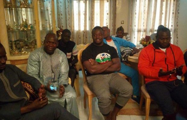 Réunion houleuse à Rock Energie: Modou Lô savonné par son staff Réunion houleuse à Rock Energie: Modou Lô savonné par son staff