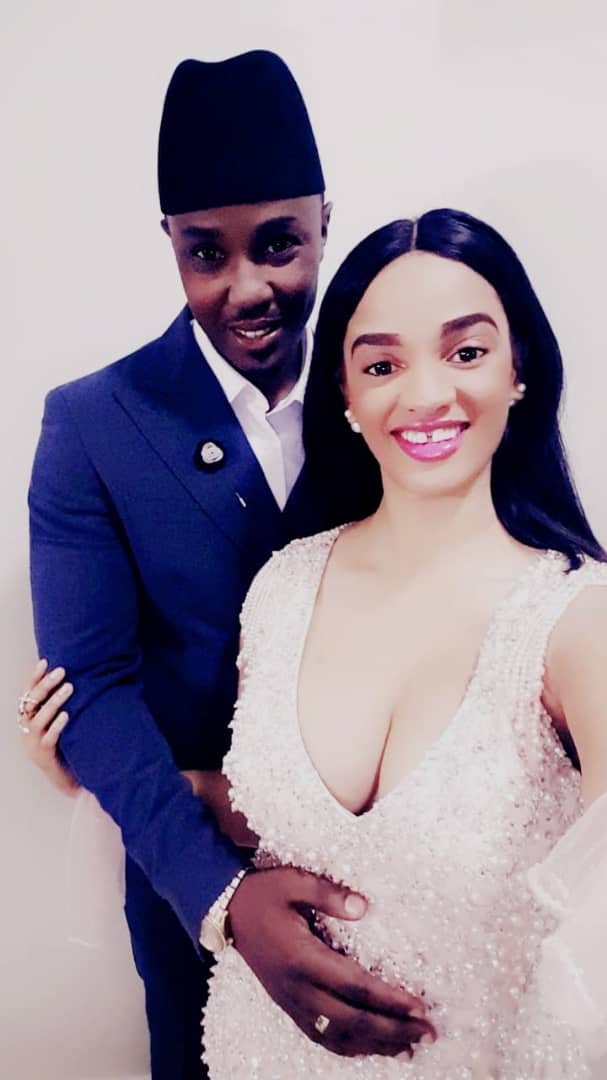 Découvrez La complicité entre l’animateur Cheikh Sarr de la Zik Fm et son epouse au gala de FOGECA