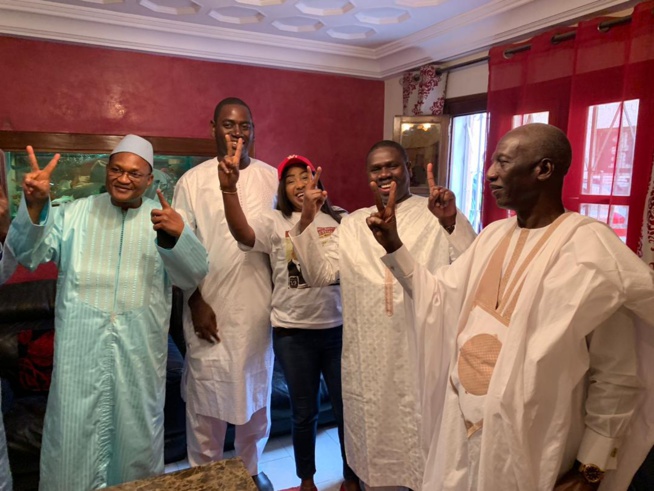 Madame Mari Lo du Mouvement Dakar avec Macky entourée du DC de Macky Sall Omar Youm et duministre Cheikh Mbacké Sakho. Madame Mari Lo du Mouvement Dakar avec Macky entourée du DC de Macky Sall Omar Youm et duministre Cheikh Mbacké Sakho.