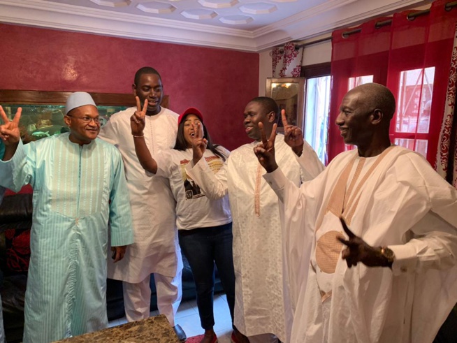 Madame Mari Lo du Mouvement Dakar avec Macky entourée du DC de Macky Sall Omar Youm et duministre Cheikh Mbacké Sakho. Madame Mari Lo du Mouvement Dakar avec Macky entourée du DC de Macky Sall Omar Youm et duministre Cheikh Mbacké Sakho.