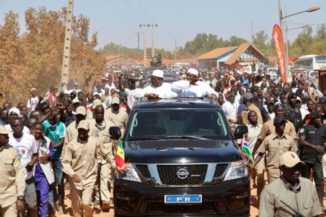 Inauguration Pont Farafégny: Les Présidents Barow et Sall font la première traversée du pont Inauguration Pont Farafégny: Les Présidents Barow et Sall font la première traversée du pont