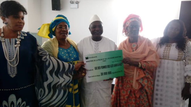 Oumar Guèye procède à la remise de financements aux femmes des Iles de Gandou