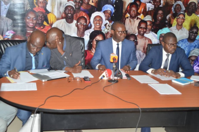 La Plate-forme « MACKY SUNU CANDIDAT » était face à la presse par la responsabilité commune de parler à la jeunesse de notre pays, aux acteurs politiques, à l’opinion nationale et internationale La Plate-forme « MACKY SUNU CANDIDAT » était face à la presse par la responsabilité commune de parler à la jeunesse de notre pays, aux acteurs politiques, à l’opinion nationale et internationale