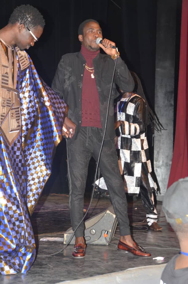 ANNIVERSAIRE: L'artiste Demba Guissé chauffe le theatre Daniel Sorano.