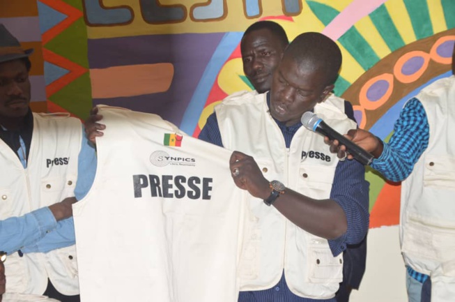 Élection présidentielle 2019: La SYNPICS a présenté les gilets de la presse. Élection présidentielle 2019: La SYNPICS a présenté les gilets de la presse.