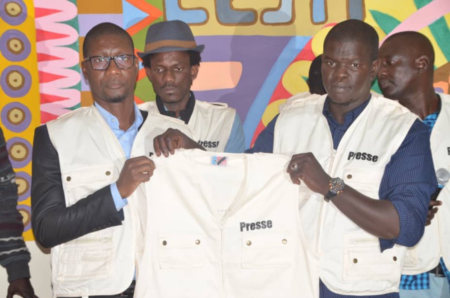 Élection présidentielle 2019: La SYNPICS a présenté les gilets de la presse. Élection présidentielle 2019: La SYNPICS a présenté les gilets de la presse.