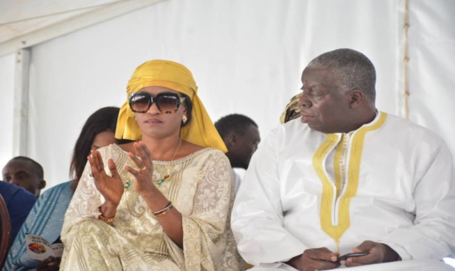 Le regard amoureux de Diop Sy sur sa ravissante femme, waw keuye! Le regard amoureux de Diop Sy sur sa ravissante femme, waw keuye!