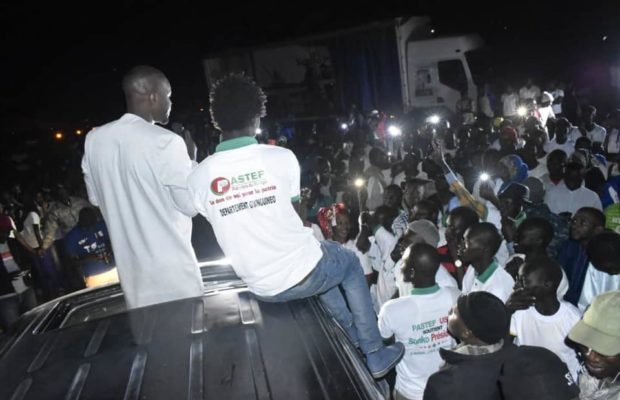 Arrivé tard dans la nuit, Ousmane Sonko réveille Guinguinéo… et prévient les habitants sur la visite de Macky Sall et de Souleymane Ndéné Ndiaye « DEUK BI DAFA MACKY » Arrivé tard dans la nuit, Ousmane Sonko réveille Guinguinéo… et prévient les habitants sur la visite de Macky Sall et de Souleymane Ndéné Ndiaye « DEUK BI DAFA MACKY »
