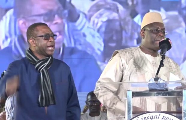 Youssou Ndour fait danser le président Macky Sall « Mane campagnou ma damay célébrer victoire… » Youssou Ndour fait danser le président Macky Sall « Mane campagnou ma damay célébrer victoire… »