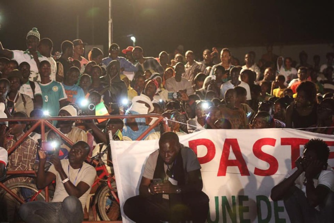 Les Patriotes qui l’attendaient en masse à Bambey jusqu’à deux heures du matin: Ousmane Sonko « Xalatoumawon heure Bi Dina Fii Feek Bolom Bii » Les Patriotes qui l’attendaient en masse à Bambey jusqu’à deux heures du matin: Ousmane Sonko « Xalatoumawon heure Bi Dina Fii Feek Bolom Bii »