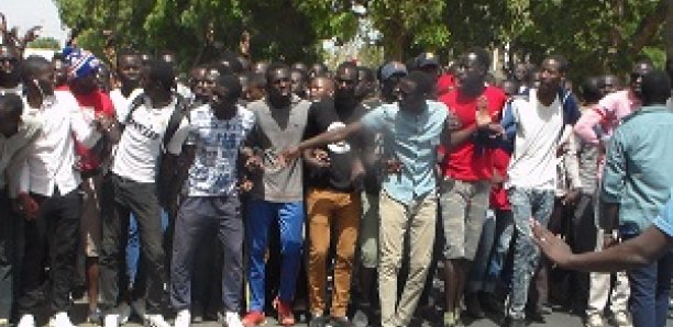 Chaude matinée à l’université de Thiès: Les étudiants exigent le départ du Directeur du Crous Chaude matinée à l’université de Thiès: Les étudiants exigent le départ du Directeur du Crous