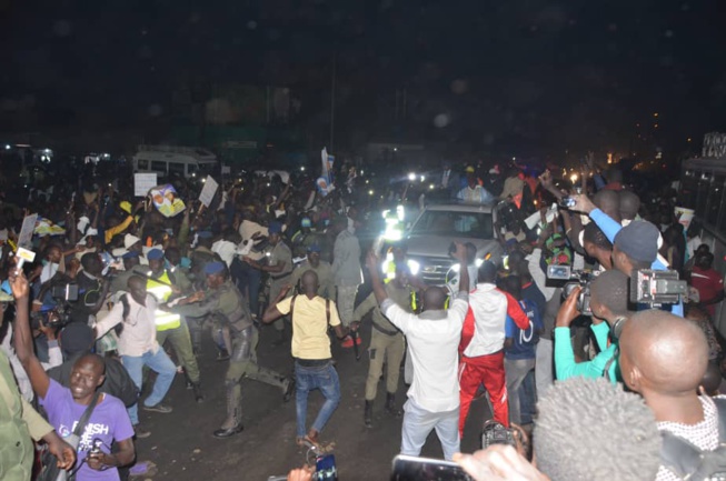 Une foule immense accueille Abdoulaye Wade à Pikine Une foule immense accueille Abdoulaye Wade à Pikine