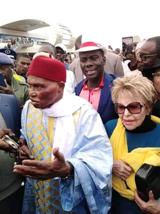 Une foule immense accueille Abdoulaye Wade à Pikine