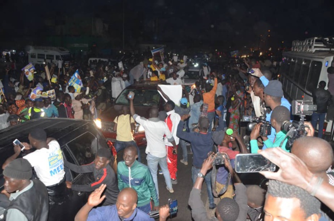 Une foule immense accueille Abdoulaye Wade à Pikine Une foule immense accueille Abdoulaye Wade à Pikine