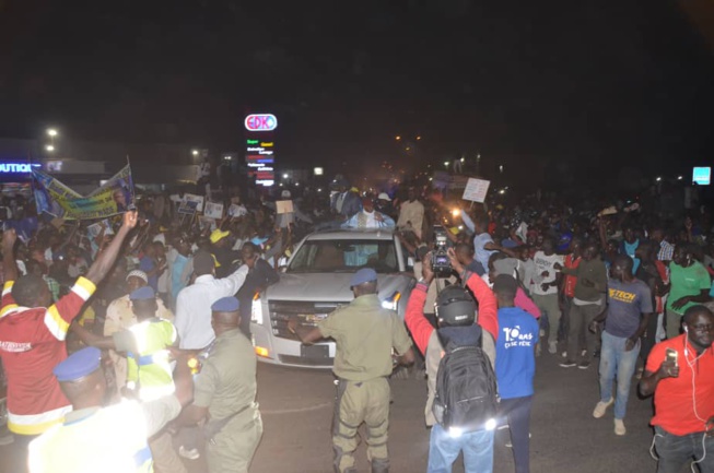 Une foule immense accueille Abdoulaye Wade à Pikine Une foule immense accueille Abdoulaye Wade à Pikine