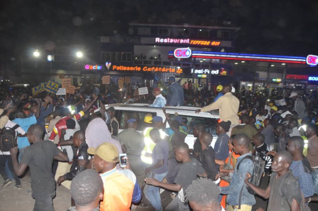 Une foule immense accueille Abdoulaye Wade à Pikine Une foule immense accueille Abdoulaye Wade à Pikine