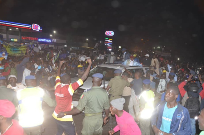 Une foule immense accueille Abdoulaye Wade à Pikine Une foule immense accueille Abdoulaye Wade à Pikine