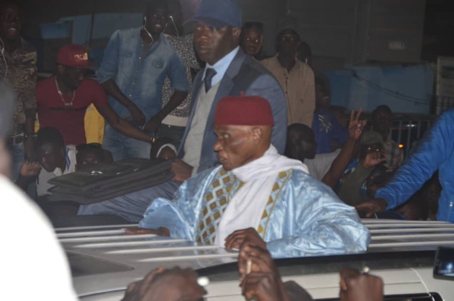 Une foule immense accueille Abdoulaye Wade à Pikine
