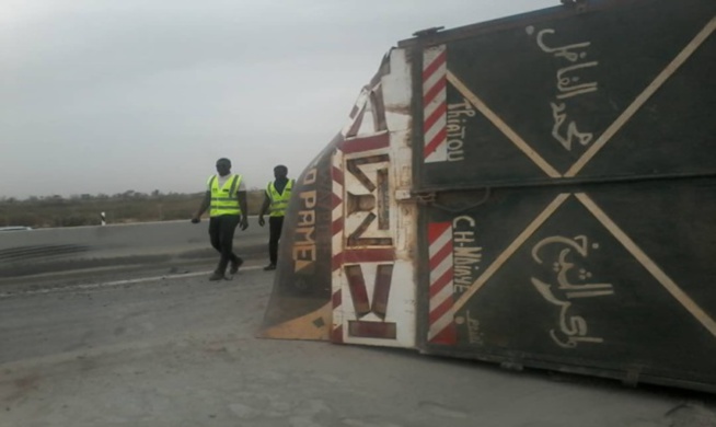 Accident: Un camion se renverse sur l’autoroute Ila Touba Accident: Un camion se renverse sur l’autoroute Ila Touba