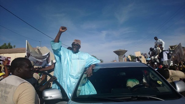 VIDEO : Cissé Lô se donne encore en spectacle, Debout sur une voiture insulte le public