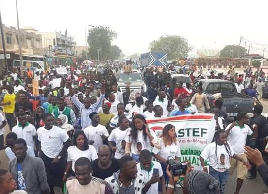 Mbour en Feu avec Ousmane Sonko ! la coalition « Sonko président » a mobilisé un monde fou, la caravane bloquée par des militants de BBY Mbour en Feu avec Ousmane Sonko ! la coalition « Sonko président » a mobilisé un monde fou, la caravane bloquée par des militants de BBY