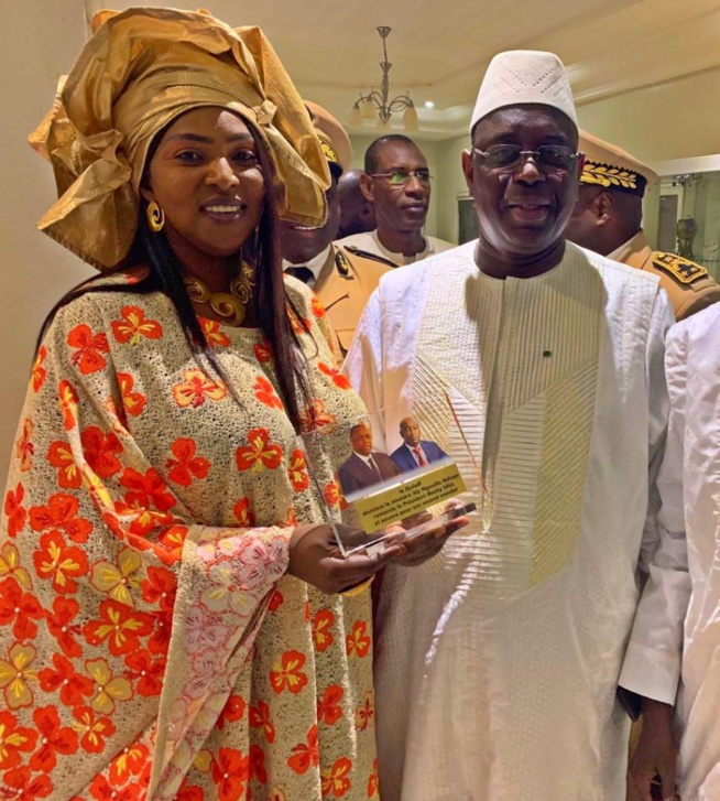 L'épouse d'Aly Ngouille Ndiaye resplendissante de beauté aux côtés de Macky Sall