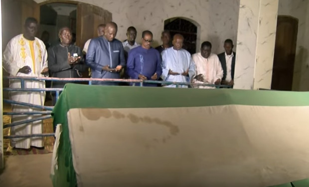 Madické Niang s’est recueilli devant la tombe de Sidy Lamine Niass Madické Niang s’est recueilli devant la tombe de Sidy Lamine Niass