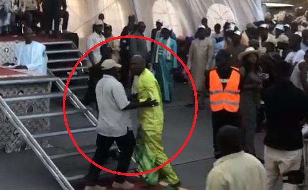 Quand, un garde du corps de Macky bloque JOJO … Quand, un garde du corps de Macky bloque JOJO …