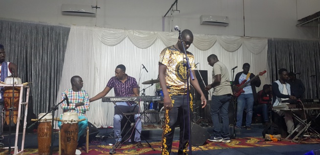 72 H EN GAMBIE: Pape Diouf en sound check au "PENCH MI" du Paradise Hotel avant le Gala Diner 72 H EN GAMBIE: Pape Diouf en sound check au "PENCH MI" du Paradise Hotel avant le Gala Diner