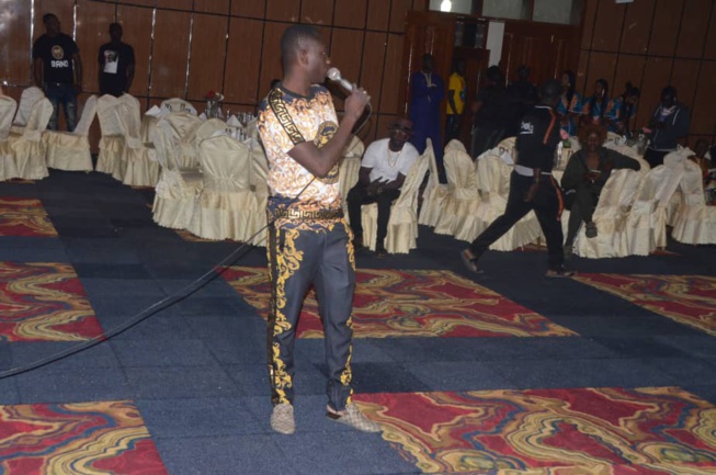72 H EN GAMBIE: Pape Diouf en sound check au "PENCH MI" du Paradise Hotel avant le Gala Diner