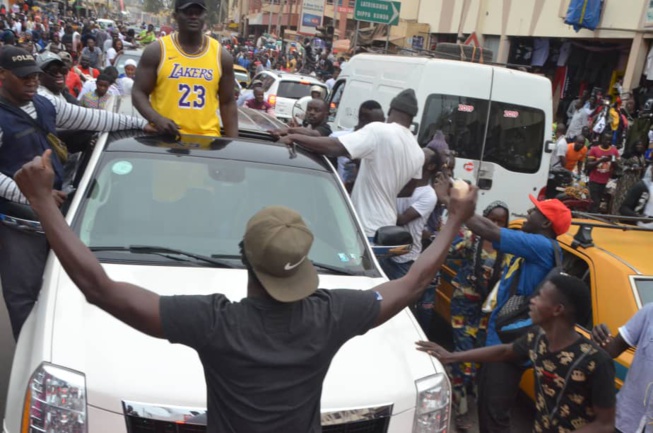 Balla Gaye 2 accueillit comme un roi en Gambie. Balla Gaye 2 accueillit comme un roi en Gambie.