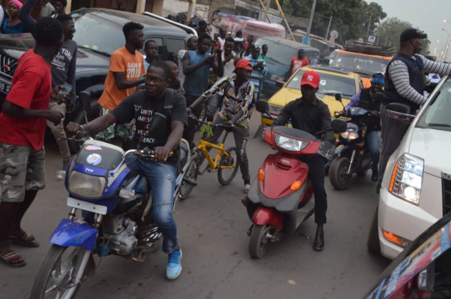 Balla Gaye 2 accueillit comme un roi en Gambie. Balla Gaye 2 accueillit comme un roi en Gambie.