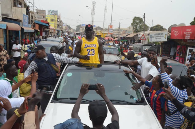 Balla Gaye 2 accueillit comme un roi en Gambie. Balla Gaye 2 accueillit comme un roi en Gambie.