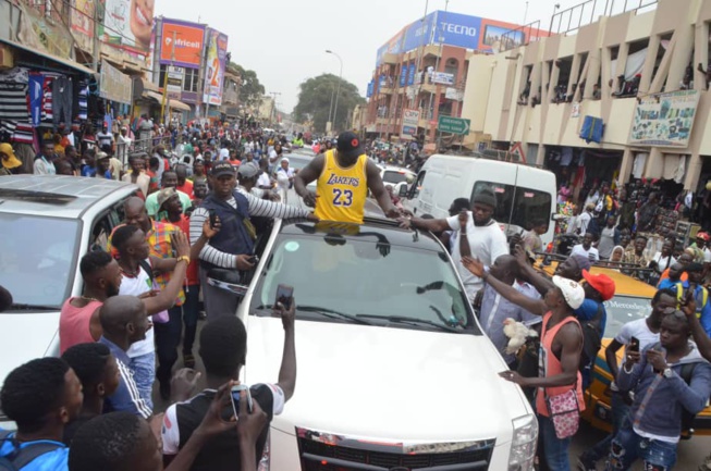 Balla Gaye 2 accueillit comme un roi en Gambie. Balla Gaye 2 accueillit comme un roi en Gambie.