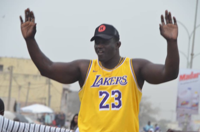 Balla Gaye 2 accueillit comme un roi en Gambie. Balla Gaye 2 accueillit comme un roi en Gambie.