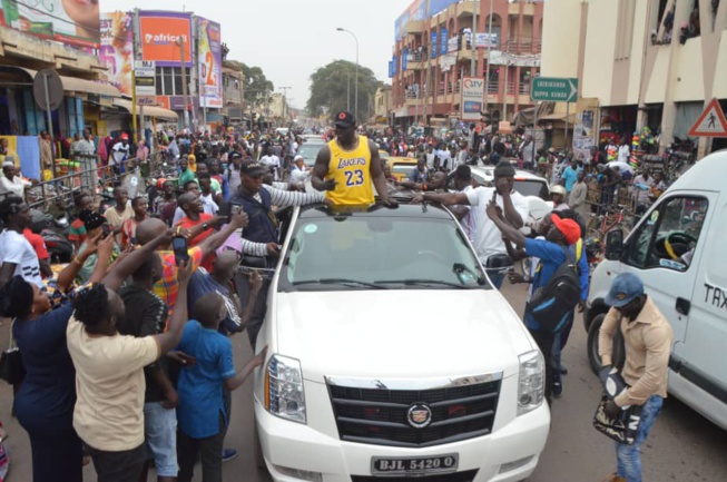 Balla Gaye 2 accueillit comme un roi en Gambie. Balla Gaye 2 accueillit comme un roi en Gambie.