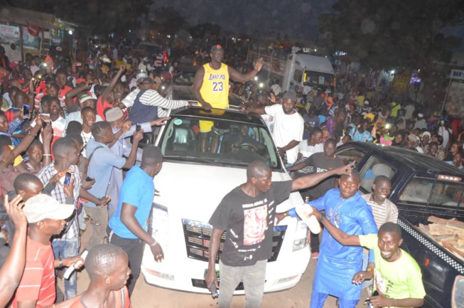 Balla Gaye 2 accueillit comme un roi en Gambie. Balla Gaye 2 accueillit comme un roi en Gambie.