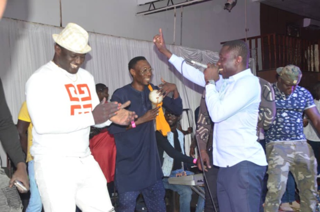 A GUICHET FERMÉ: Pape Diouf réussit encore de mobiliser ses fans en Gambie. A GUICHET FERMÉ: Pape Diouf réussit encore de mobiliser ses fans en Gambie.