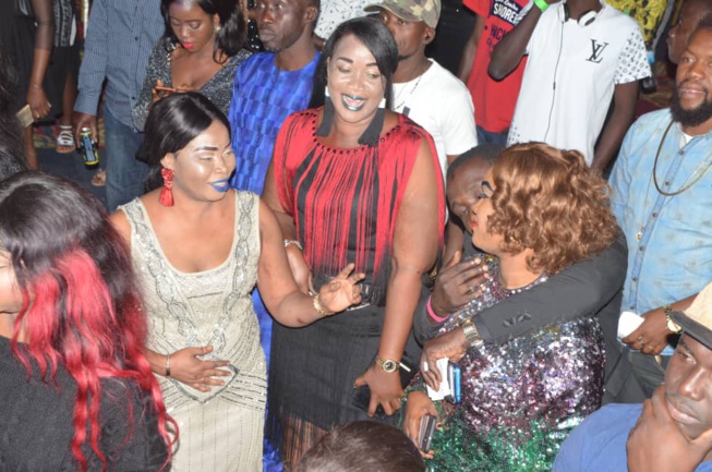 A GUICHET FERMÉ: Pape Diouf réussit encore de mobiliser ses fans en Gambie. A GUICHET FERMÉ: Pape Diouf réussit encore de mobiliser ses fans en Gambie.