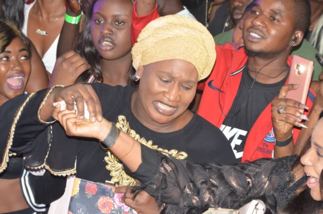 A GUICHET FERMÉ: Pape Diouf réussit encore de mobiliser ses fans en Gambie. A GUICHET FERMÉ: Pape Diouf réussit encore de mobiliser ses fans en Gambie.