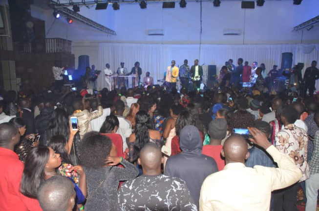 A GUICHET FERMÉ: Pape Diouf réussit encore de mobiliser ses fans en Gambie. A GUICHET FERMÉ: Pape Diouf réussit encore de mobiliser ses fans en Gambie.