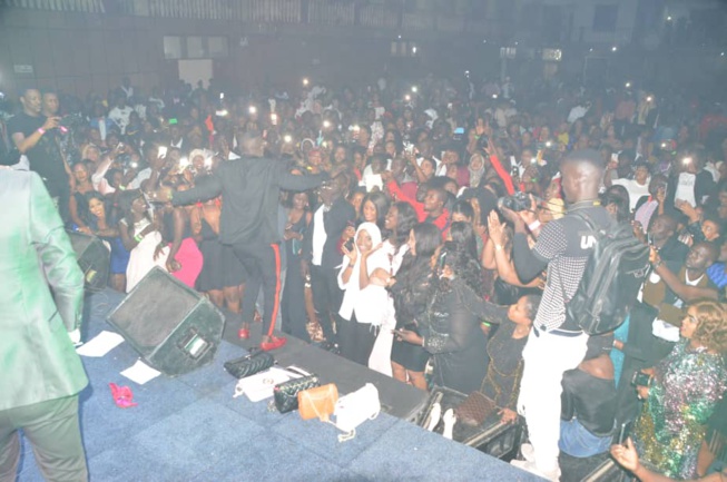 A GUICHET FERMÉ: Pape Diouf réussit encore de mobiliser ses fans en Gambie. A GUICHET FERMÉ: Pape Diouf réussit encore de mobiliser ses fans en Gambie.